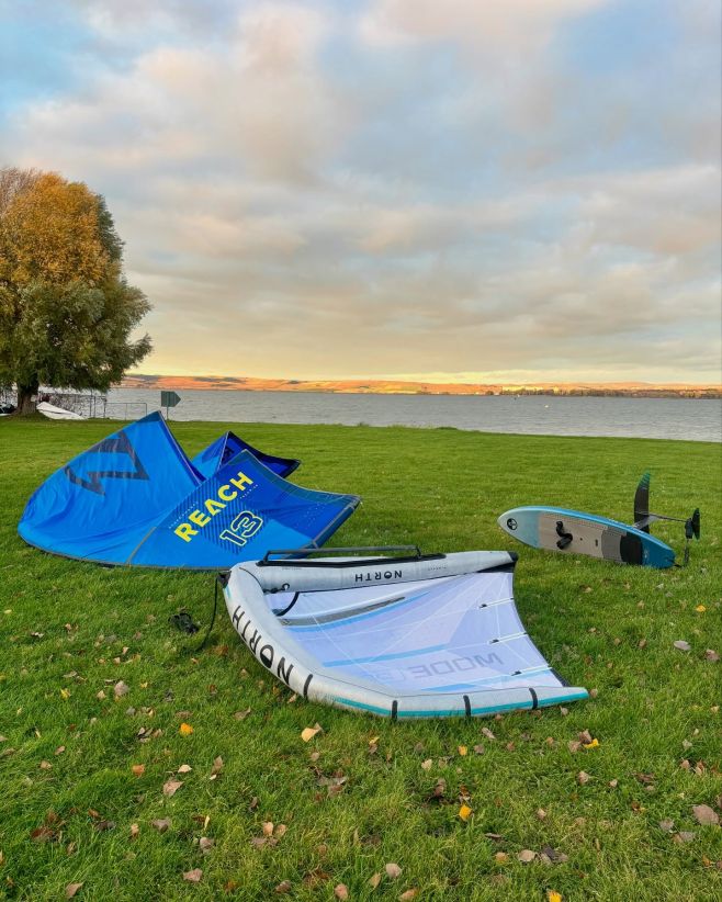 Dnes překvapivá hodina a půl na vodě. Vítr lehce rozbitý, ale silný, slunce rumplovalo v nárazech i 9 stupňů. Pěkné...